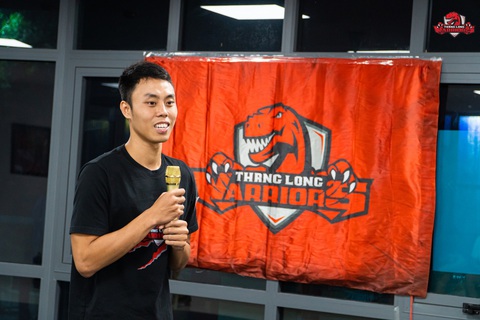 CLB Thang Long Warriors gặp gỡ ‘fan cứng’ - Ảnh 4. Hoàng Thế Hiển cảm ơn người hâm mộ Thang Long Warriors - Ảnh: VBA