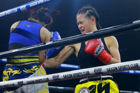 Huỳnh Hà Hữu Hiếu hạ đo ván đối thủ Thái Lan để giành đai WBC Muay Thái - Ảnh: H.T Huỳnh Hà Hữu Hiếu (phải) hạ đo ván đối thủ Thái Lan để giành đai WBC muay Thái - Ảnh: H.T.