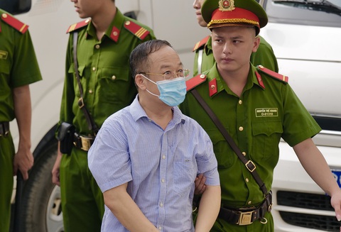 Cựu Cục phó xuất nhập cảnh: 'Tôi nhận hối lộ là vô tình chứ không phải biết mà vẫn nhận' - Ảnh 1. Bị cáo Trần Văn Dự, cựu cục phó Cục Quản lý xuất nhập cảnh, được dẫn giải đến tòa sáng 17-7 - Ảnh: DANH TRỌNG