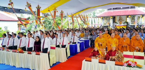 Truy niệm các Anh hùng liệt sĩ, chiến sĩ cách mạng, đồng bào yêu nước tại Côn Đảo - Ảnh 2. Quang cảnh lễ truy niệm tại Côn Đảo - Ảnh: BTC