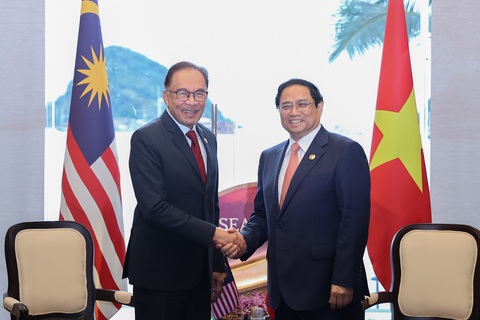 Thủ tướng Malaysia và phu nhân thăm Việt Nam từ ngày 20-7 - Ảnh 1. Thủ tướng Phạm Minh Chính bắt tay Thủ tướng Malaysia Anwar Ibrahim trong cuộc gặp tại Indonesia tháng 5-2023 - Ảnh: chinhphu.vn