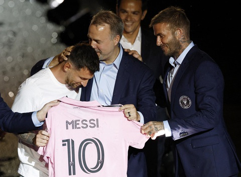 Messi ra mắt trong 'giông bão' ở Miami - Ảnh 3. Messi nhận chiếc áo số 10 ở Inter Miami - Ảnh: REUTERS