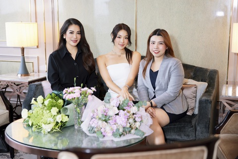 Miss Earth 2022 Mina Sue Choi rạng rỡ đến TPHCM - Ảnh 2. Mina Sue Choi (giữa) về đến khách sạn tại TP.HCM