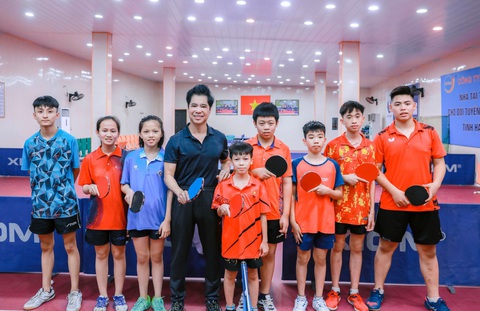 Ngọc Sơn cùng các em đam mê bóng bàn - Ảnh: NVCC Ngọc Sơn cùng các em đam mê bóng bàn - Ảnh: NVCC
