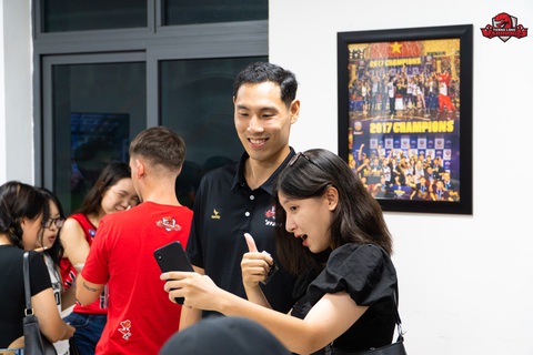 CLB Thang Long Warriors gặp gỡ ‘fan cứng’ - Ảnh 1. Người hâm mộ giao lưu cùng cầu thủ Thang Long Warriors - Ảnh: VBA