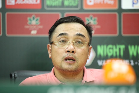 HLV Bình Định: 'Trọng tài bỏ qua nhiều pha triệt hạ từ cầu thủ CLB Hà Nội' - Ảnh 1. HLV đội Bình Định Nguyễn Đức Thắng trong buổi họp báo sau trận - Ảnh: HUY LÂM