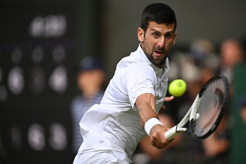 Djokovic thua đáng tiếc ở trận chung kết Wimbledon kéo dài hơn 4 tiếng - Ảnh 1. Djokovic phải chịu thua trước sức trẻ của Alcaraz trong trận chung kết Wimbledon - Ảnh: REUTERS