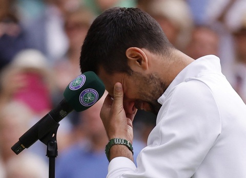 Djokovic đập vợt, rơi lệ ở chung kết Wimbledon - Ảnh 1. Djokovic không kìm được nước mắt khi phát biểu sau trận chung kết Wimbledon - Ảnh: REUTERS