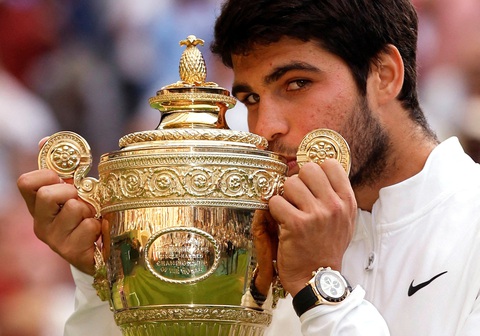 Djokovic thua đáng tiếc ở trận chung kết Wimbledon kéo dài hơn 4 tiếng - Ảnh 2. Alcaraz ăn mừng chức vô địch Wimbledon đầu tiên trong sự nghiệp - Ảnh: REUTERS