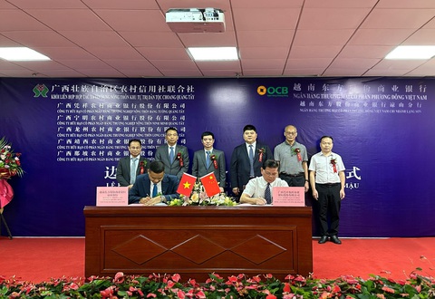 OCB ký kết hợp tác thanh toán biên mậu - Ảnh 2. Ông Phạm Bình Hùng, Giám đốc OCB - Chi nhánh Lạng Sơn, thực hiện ký kết hợp đồng hợp tác thanh toán biên mậu với các chi nhánh thuộc Khối liên hợp Hợp tác xã tín dụng nông thôn khu tự trị dân tộc Choang Quảng Tây - Ảnh: OCB