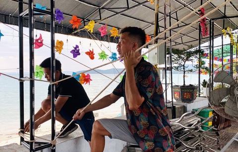 Tiểu thương ở Cô Tô chằng chống lại hàng quán trước khi bão đổ bộ - Ảnh: HẢI LINH Tiểu thương ở Cô Tô, Quảng Ninh chằng chống lại hàng quán trước khi bão đổ bộ - Ảnh: HẢI LINH