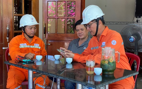 PC Phú Yên: Hơn 70.000 khách hàng không còn nhận thông báo qua tin nhắn SMS - Ảnh 1. Điện lực Phú Hòa hỗ trợ cài đặt app CSKH EVNCPC cho khách hàng - Ảnh: N.H