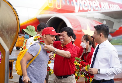 Vietjet nỗ lực đưa thêm khách quốc tế đến Việt Nam - Ảnh 2. Tổng giám đốc Vietjet Đinh Việt Phương chào đón hành khách đến từ thị trường mới (Ấn Độ) trên một chuyến bay của Vietjet - Ảnh: Tài Nguyên