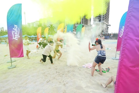 Hoà mình vào không gian rực rỡ sắc màu tại Huda Beach Carnival 2023 - Ảnh 3. Sân chơi bùng nổ sắc màu gắn kết người chơi, tạo ra không gian đầy ắp tiếng cười