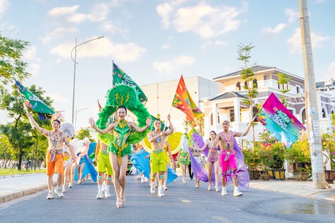 Hòa mình vào không gian lễ hội biển Huda Beach Carnival 2023 đầy sắc màu tại Quảng Trị - Ảnh 1. Dàn vũ công trong trang phục sắc màu diễu hành qua các tuyến phố lớn.