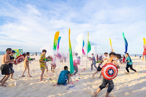 Hòa mình vào không gian lễ hội biển Huda Beach Carnival 2023 đầy sắc màu tại Quảng Trị - Ảnh 2. Người tham gia nhập cuộc hết mình trên sân chơi bùng nổ sắc màu tại bãi biển Cửa Việt.