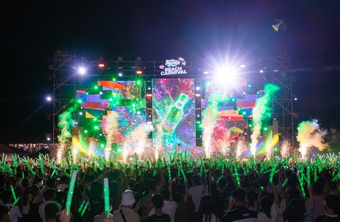 Hòa mình vào không gian lễ hội biển Huda Beach Carnival 2023 đầy sắc màu tại Quảng Trị - Ảnh 4. Đông đảo khán giả tham gia đêm nhạc Huda Beach Carnival 2023 tại Quảng Trị, cùng tạo nên biển màu xanh lá rực rỡ.