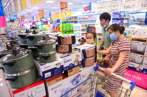 Giảm giá tưng bừng lên đến 58% cho một số mặt hàng công nghệ, hóa phẩm, đồ dùng và may mặc - Ảnh: Q.ĐỊNH Giảm giá tưng bừng lên đến 58% cho một số mặt hàng công nghệ, hóa phẩm, đồ dùng và may mặc - Ảnh: Q.ĐỊNH