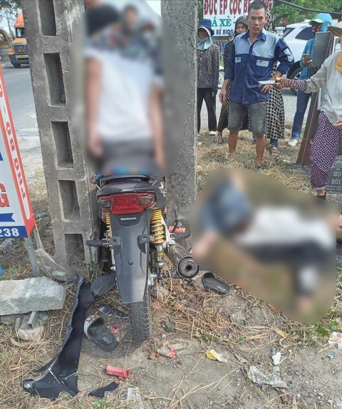 Nam tài xế chết sau khi phóng xe máy kẹp ba lọt giữa hai trụ điện - Ảnh 1. Hiện trường vụ tai nạn hy hữu khi thiếu niên phóng xe kẹp ba mắc kẹt giữa khe hẹp của hai trụ điện - Ảnh: K.HƯNG