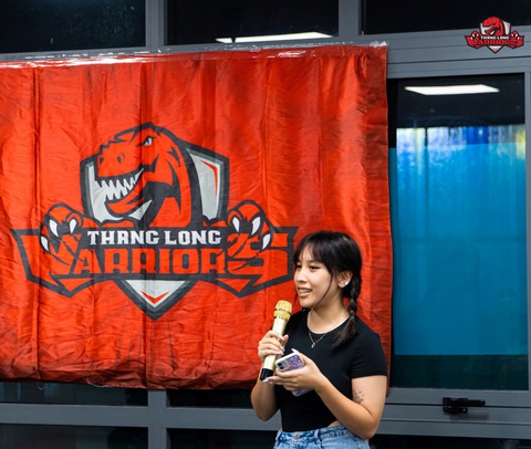 CLB Thang Long Warriors gặp gỡ ‘fan cứng’ - Ảnh 3. Thảo My chia sẻ trong buổi giao lưu với CLB Thang Long Warriors - Ảnh: VBA