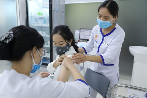 Tiêm ngừa - Chuyện chưa kể: Thêm 2 phần quà lên đến 40 triệu đồng dành cho VNVC và báo Tuổi Trẻ - Ảnh 1. Tiêm chủng cho người lớn tại Hệ thống tiêm chủng VNVC - Ảnh: M.T