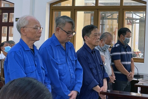 Chiếm đoạt hơn 33,7 tỉ đồng, giám đốc quỹ tín dụng cùng thuộc cấp lãnh án - Ảnh 1. Các bị cáo là lãnh đạo, nhân viên Quỹ tín dụng nhân dân Gia Kiệm nghe chủ tọa tuyên án - Ảnh: A LỘC