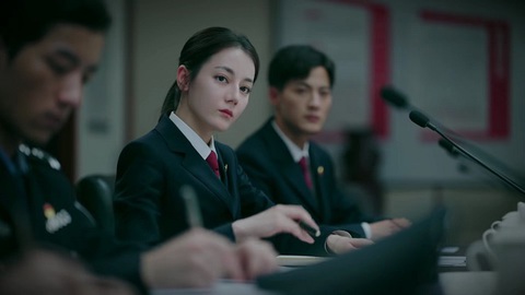 Địch Lệ Nhiệt Ba gây thất vọng vì càng diễn càng dở - Ảnh 2. Công tố tinh anh từ bộ phim được kỳ vọng trở thành nỗi thất vọng - Ảnh: Sina