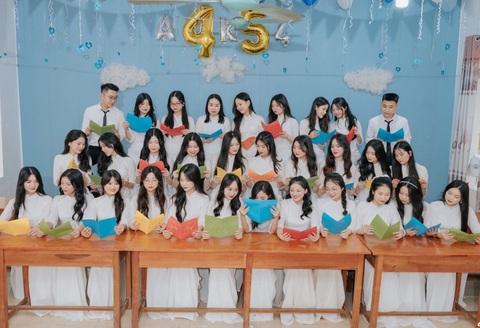 Hai lớp ở trường huyện có gần 100% học sinh đạt điểm 9 môn Ngữ văn - Ảnh 1. Các học sinh lớp 12A4 Trường THPT Nguyễn Văn Trỗi - Ảnh: NVCC