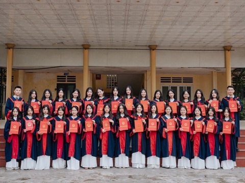 Hai lớp ở trường huyện có gần 100% học sinh đạt điểm 9 môn Ngữ văn - Ảnh 2. Các em học sinh lớp 12A4 Trường Nguyễn Văn Trỗi trong buổi lễ tốt nghiệp - Ảnh: NVCC