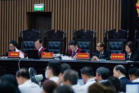 Phạm Trung Kiên nói không ép bức doanh nghiệp, khóc xin tòa không tuyên án tử hình - Ảnh 2. Hội đồng xét xử phiên tòa chuyến bay giải cứu - Ảnh: DANH TRỌNG