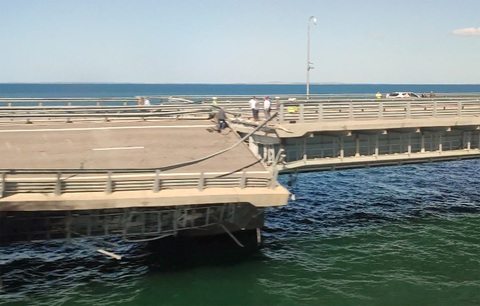 Toàn cảnh vụ tấn công cầu Crimea - Ảnh 1. Đoạn cầu Crimea bị hư hại sau vụ tấn công ngày 17-7 - Ảnh chụp từ video: REUTERS