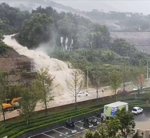 - Ảnh 1. Lũ do mưa lớn tại thành phố Phúc Châu, Phúc Kiến, Trung Quốc - Ảnh: REUTERS