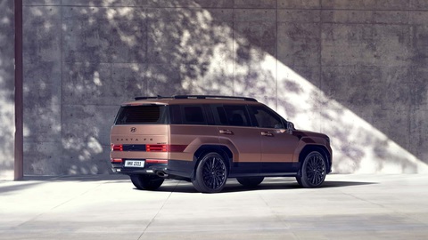 Hyundai công bố những thông tin chính thức đầu tiên của Santa Fe đời mới - Ảnh 5. Dù góc chụp khá xa, dòng chữ 2.5T đặt cạnh dòng chữ nhiều khả năng là HTRAC tại đuôi xe vẫn có thể quan sát được - Ảnh: Hyundai