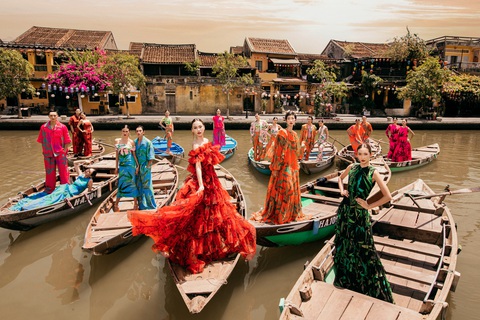 Những thiết kế rực rỡ sắc màu với họa tiết lá tre tung bay trên sông Hoài, phố cổ Hội An - Ảnh: KIẾNG CẬN TEAM Những thiết kế rực rỡ sắc màu với họa tiết lá tre tung bay trên sông Hoài, phố cổ Hội An - Ảnh: KIẾNG CẬN TEAM
