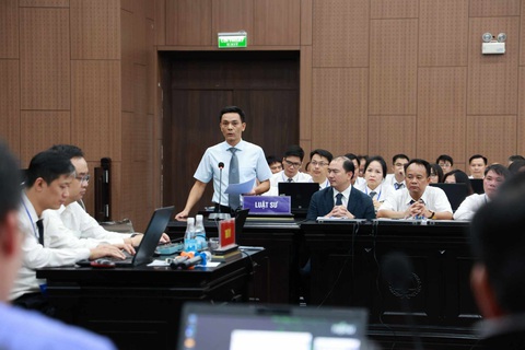 Cựu phó chủ tịch Hà Nội: 'Kể cả phạm tội, vẫn cần trung thực, đàng hoàng' - Ảnh 2. Luật sư Trịnh Văn Tuyến trình bày bài bào chữa cho bị cáo Chử Xuân Dũng - Ảnh: KIM TUYẾN