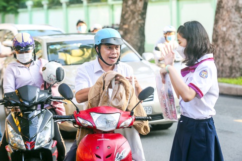 Phụ huynh dặn dò, động viên con trước khi vào phòng thi - Ảnh: PHƯƠNG QUYÊN Phụ huynh dặn dò, động viên con trước khi vào phòng thi - Ảnh: PHƯƠNG QUYÊN