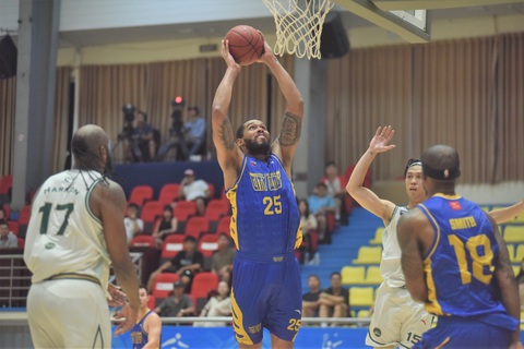 CLB Ho Chi Minh City Wings nỗ lực trở lại đường đua VBA 2023 - Ảnh 1. Amir Williams (áo 25) úp rổ tại VBA 2023 - Ảnh: VBA