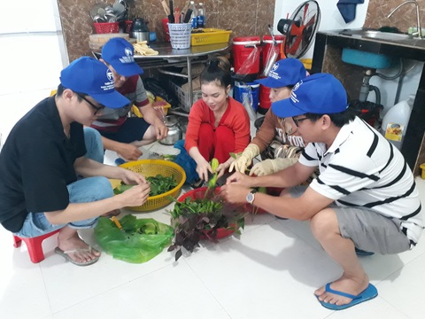 Bão số 1: Một số khách sạn ở đảo Kiên Giang nấu cơm nghĩa tình, giảm giá phòng ‘sốc’ cho khách - Ảnh 1. Do ảnh hưởng bão số 1, phà, tàu tạm thời ngưng chạy nên khách du lịch kẹt lại ở đảo Nam Du (huyện Kiên Hải) rồi cùng nhau lặt rau, nấu cơm - Ảnh: T.DƯ