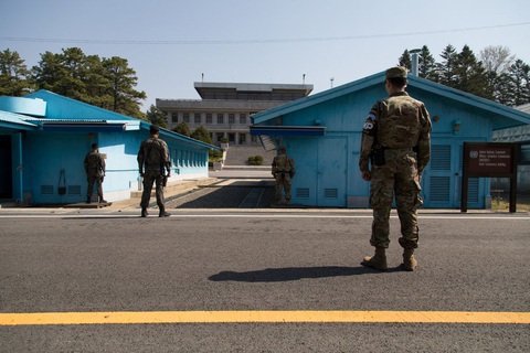 Các binh sĩ gác tại làng đình chiến Bàn Môn Điếm ở khu phi quân sự liên Triều (DMZ) - Ảnh: BLOOMBERG Các binh sĩ gác tại làng đình chiến Bàn Môn Điếm ở khu phi quân sự liên Triều (DMZ) - Ảnh: BLOOMBERG