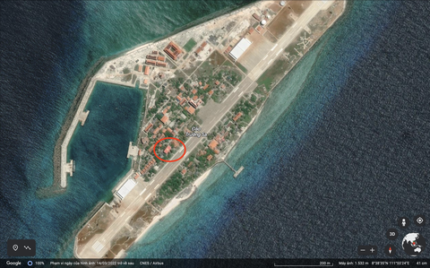 Quốc kỳ Việt Nam ở Trường Sa đã trở lại trên Google Maps, Google Earth - Ảnh 1. Hình ảnh quốc kỳ Việt Nam trên nóc nhà hội trường đảo Trường Sa Lớn xuất hiện trên bản web của Google Earth khi truy cập ngày 18-7 - Ảnh chụp màn hình