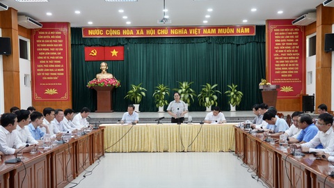 Thủ Tướng Phạm Minh Chính: "Cần Giờ sẽ là thành phố trong rừng, rừng trong thành phố" - Ảnh 1. Thủ tướng Chính phủ làm việc với lãnh đạo TP.HCM và các bộ ngành tại huyện Cần Giờ - Ảnh: HỮU HẠNH