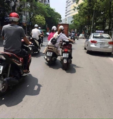 Ăn cây táo nhưng rào cây sung.