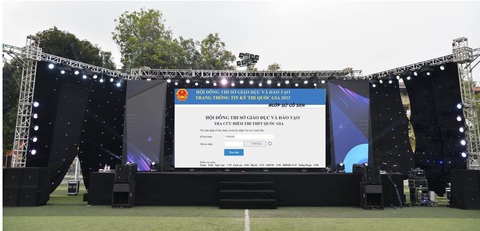 Sau show diễn, có người cười, có người khóc.