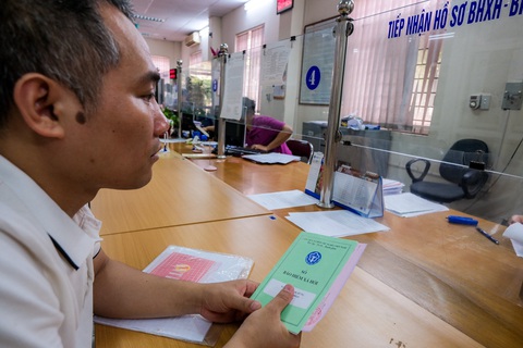 Người dân làm thủ tục liên quan đến lương hưu, trợ cấp tại Bảo hiểm xã hội quận Hoàng Mai, Hà Nội - Ảnh: NAM TRẦN Người dân làm thủ tục liên quan đến lương hưu, trợ cấp tại Bảo hiểm xã hội quận Hoàng Mai, Hà Nội - Ảnh: NAM TRẦN