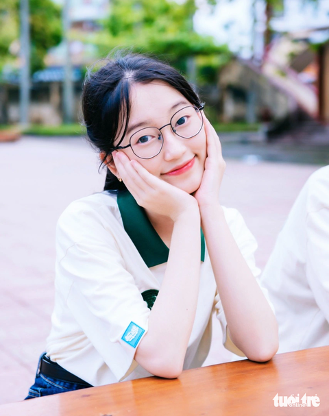 Thủ khoa kỳ thi tốt nghiệp THPT 2023: Tự học là chính - Ảnh 1. Nữ thủ khoa kỳ thi tốt nghiệp THPT 2023 Vũ Thị Vân Anh (lớp 12A5, Trường THPT Hoàng Văn Thụ, huyện Vụ Bản, tỉnh Nam Định) - Ảnh: NVCC