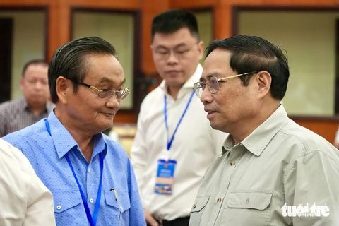 Chính sách đặc thù phát triển TP.HCM được áp dụng cả vùng Đông Nam Bộ? - Ảnh 3. TS Trần Du Lịch (bìa trái) trao đổi với Thủ tướng Phạm Minh Chính tại hội nghị - Ảnh: HỮU HẠNH