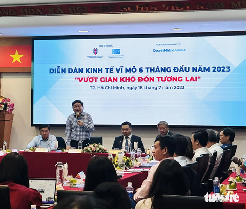 Ngân hàng phải chấp nhận 'hy sinh' lợi nhuận để san sẻ với doanh nghiệp - Ảnh 1. GS.TS Trần Thọ Đạt - chủ tịch Hội đồng giáo sư ngành kinh tế - cho biết để nền kinh tế Việt Nam phát triển, cần đầu tư hơn cho "chuyển đổi số và xanh". Hiện doanh nghiệp vẫn bị cản trở về tiếp cận nguồn vốn và tài chính, đăng ký kinh doanh, phối hợp giữa các bên trong hệ sinh thái... - Ảnh: BÔNG MAI