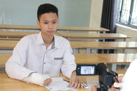 Thí sinh gãy tay được chép hộ bài thi kết quả thế nào? - Ảnh 1. Bạn Nguyễn Công Đạt thời điểm dự thi ở một phòng thi riêng, được giám thị chép bài hộ do gãy tay - Ảnh: N.THẮNG