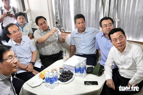 Thủ tướng, nhiều bộ trưởng và lãnh đạo TP.HCM thị sát dự án 'siêu' cảng Cần Giờ - Ảnh 1. Thủ tướng Chính phủ Phạm Minh Chính cùng đoàn công tác và lãnh đạo TP.HCM khảo sát cảng trung chuyển quốc tế Cần Giờ (huyện Cần Giờ, TP.HCM) - Ảnh: HỮU HẠNH