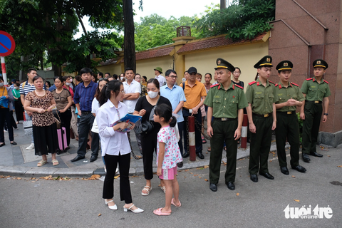 Công bố điểm thi kỳ thi đánh giá của Bộ Công an - Ảnh 1. Phụ huynh chờ con em tham dự kỳ thi đánh giá của Bộ Công an năm 2023 - Ảnh: NGUYÊN BẢO